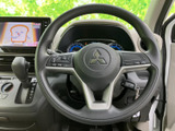 握りやすいステアリングは、運転操作をスムーズにします。オーディオやハンズフリー通話などの操作も簡単に行えます。快適なドライビングポジションを実現します。