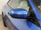 BMWのミラーは車種によって異なりますがレーンチェンジウォーニングが装備されております。詳しくは当店スタッフまでお問い合わせくださいませ。
