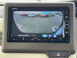 【バックカメラ】駐車時に後方がリアルタイム映像で確認できます。大型商業施設や立体駐車場での駐車時や、夜間のバック時に大活躍!運転スキルに関わらず、今や必須となった装備のひとつです!
