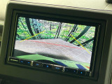 【バックカメラ】駐車時に後方がリアルタイム映像で確認できます。大型商業施設や立体駐車場での駐車時や、夜間のバック時に大活躍!運転スキルに関わらず、今や必須となった装備のひとつです!