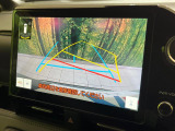 【バックカメラ】駐車時に後方がリアルタイム映像で確認できます。大型商業施設や立体駐車場での駐車時や、夜間のバック時に大活躍!運転スキルに関わらず、今や必須となった装備のひとつです!