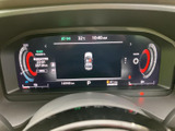 洗練されたデザインのメーターが、運転に集中できる快適な空間を提供します。必要な情報をひと目で確認でき、運転をサポートします。