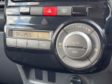 【オートエアコン】一度お好みの温度に設定すれば、車内の温度を検知し風量や温度を自動で調整。暑い&hellip;寒い&hellip;と何度もスイッチ操作をする必要はありません。快適な車内空間には必須の機能ですね♪