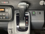 CVT車のセレクトレバーです。低速から高速まで、変速ショックのないスムーズな走りを実現するとともに、エンジン効率のよい領域を維持することで燃費にも貢献します。