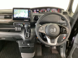 【ハンドル】運転にかかわる様々な操作を安全に行えるように視点移動が少なく操作性に配慮されたスイッチ類が凝縮されたコックピットです。