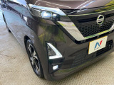 【LEDヘッドライト】悪天候や夜間走行時も良好な視界を確保し安心して運転できる高輝度LEDヘッドライトを装備!点灯速度が早く、消費電力も抑えられています。