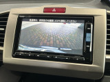 リバースギアに入れるだけで後方の表示へ切り替わります。夜間や雨の日の駐車も楽になりますよ。