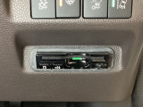 ハンドルの右下にETC(社外品)がついています。高速道路の料金所の通過も楽々です!。 カードの取り出しもしやすい場所についています。
