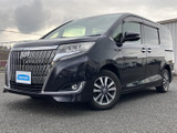 精悍なフロントマスクが目を引きます。力強いラインが車両全体を包み込み、風格漂う佇まい。洗練された印象を与えるデザインです。