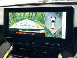 【パノラミックビューモニター】専用のカメラにより、上から見下ろしたような視点で360度クルマの周囲を確認することができます☆死角部分も確認しやすく、狭い場所での切り返しや駐車もスムーズに行えます。