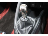 扱いやすい位置に配置されたフロアマニュアルトランスミッションです☆車を自在に操る感覚はマニュアルならではのもの。こだわりのマニュアルで気持ちのいい走りが楽しめますよ♪