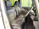 運転席まわりには十分なスペースがあり、大柄な方でもゆったり運転していただける環境です。