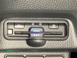 ハンドルの左下にETCがついています。高速道路の料金所の通過も楽々です。 カードの取り出しもしやすい場所についています。