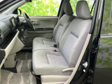 運転しやすい運転席周りのレイアウト。操作性も良く、スムーズな運転をサポートします。快適な運転環境です。