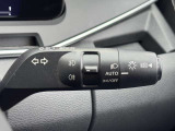 周囲の明るさに応じて自動点灯するオートライト機能を搭載。フォグランプスイッチも手元でスムーズに操作可能です。