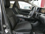 運転席はほどよくホールド感のある形状をしておりますので、運転がしやすいです。