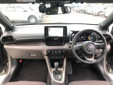 シンプルながら機能性溢れる運転席廻りです。視界性もよく、運転しやすいですよ。
