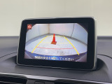 バックカメラ装備です。狭い場所での車庫入れや切り替えしの時など目で見て確認できるので便利ですね。