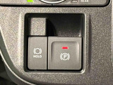 指先だけで簡単に操作が可能な電動パーキングブレーキを採用。「HOLD」スイッチを押すと、渋滞や信号待ちなどでブレーキペダルから足を離しても、ブレーキを保持するので安心です