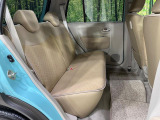 後部座席も気になるようなキズ・汚れやへたり等、大きなダメージはなく、良好な状態です。