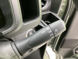 操作しやすい位置に配置されたウインカーレバー。視認性も良く、安全な車線変更をサポートします。直感的な操作感で、運転に集中できます。小回りの利く操作感も魅力。