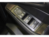 集中ドアロックや、電動格納ドアミラーや各ウィンドウの操作が出来るスイッチが運転席に付いております。
