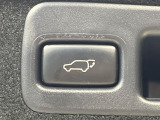 【パワーバックドア】スマートキーや運転席のボタンを押すだけでリアゲートが自動で開閉します!荷物を持っている時や、高い位置にあるバックドアを閉める際に便利な機能です♪