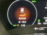 パーキングセンサーシステムは走行中に障害物が迫ると音と表示でお知らせ、低速走行時時の安心感を高めます