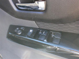 運転席からドアミラーの開閉操作ができます。