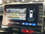 狭い場所での駐車も安心。後方の状況を画面で確認できるので、安全に駐車操作を行うことができます。