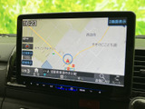 鮮明な高画質ディスプレイが、目的地までスムーズに導きます。道に迷う心配なく、快適なドライブをお楽しみいただけます。周辺情報も充実。