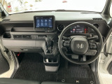 【前方視界】開放的な前方視界!運転がしやすく疲れにくいです♪窓が大きく、見通しがとっても良いおクルマですよ♪