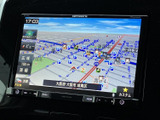 見やすい地図表示で、スムーズなナビゲーションを実現。周辺施設情報も充実しており、目的地までの道順をしっかりサポートします。