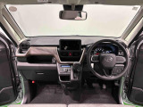 Aピラーの傾斜やヒップポイントの位置を最適化。ひらけた前方視界とノンストレスな運転姿勢で快適なドライブが楽しめます。