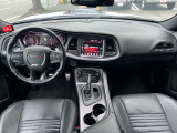 運転席側に向いたセンターコンソールが特徴的です。