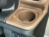 【ホッとカップホルダー】ホットドリンクをちょうどいい温度でキープしてくれる保温機能付きのカップホルダーです。冬の寒い日でも快適なドライブを♪