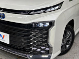 【LEDヘッドライト】悪天候や夜間走行時も良好な視界を確保し安心して運転できる高輝度LEDヘッドライトを装備!点灯速度が早く、消費電力も抑えられています。