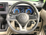 インテリアに合わせたデザインのステアリングは、運転される方のことも考え、運転しやすい形状、大きさです。是非一度、実際に触ってお確かめください。