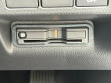 有料道路をキャッシュレスで通行できるETC車載器付きです。運転席足元に設置されています。ETCセットアップ費用は含まれておりません。別途必要となります。