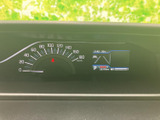 一目で情報が確認できる、視認性の高いメーターです。運転に必要な情報をわかりやすく表示し、安全運転をサポートします。