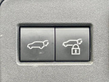 【パワーバックドア】スマートキーや運転席のボタンを押すだけでリアゲートが自動で開閉します!荷物を持っている時や、高い位置にあるバックドアを閉める際に便利な機能です♪