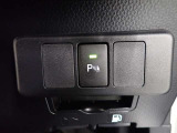 コーナーセンサーを車の前後に装備。障害物までの距離に応じて警告音を変えてお知らせ。縦列駐車時や駐車場・車庫などでの取り回しをサポートします。詳細は販売店スタッフまでおたずねください。