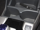 運転席と助手席の間にはドリンクホルダーがあります。取りやすい位置にありますからドライブも楽しくなりますね!