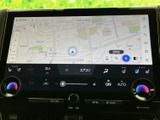 高精細な地図表示で、目的地までスムーズに案内。渋滞情報もリアルタイムで確認でき、効率的な移動を支援します。