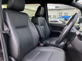 広々とした室内空間が魅力。運転席からの視界は良好で、操作性も抜群です。快適なドライブをサポートする空間です。