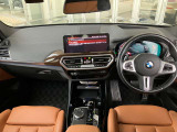 ドライバーオリエンテッドなコックピットデザイン 表示系、操作系をドライバー側に傾けるなど、より安全により快適にドライブを愉しんでいただけます。