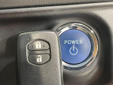 【スマートキー】カバンやポケットに入れたままでもドアの施錠・解錠が可能なスマートキーを装備。エンジンのオン・オフ時もカギを取り出す必要が無いからとっても便利です♪