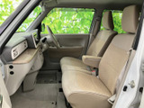 運転席からの視界は良好で、周囲の状況を把握しやすいです。操作系の配置も使いやすく、運転しやすい一台です。安全運転をサポート。