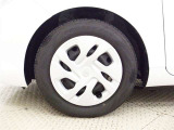 【ホイールカバー】純正なので車に似合うデザインになっていますね。スタッドレスタイヤもご相談下さい。