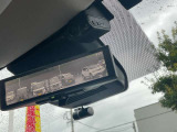 【日産オリジナルドライブレコーダー(フロント+室内)】車室内カメラで車内および車側面を撮影。走行中の幅寄せ対策や後方撮影にも対応しております。